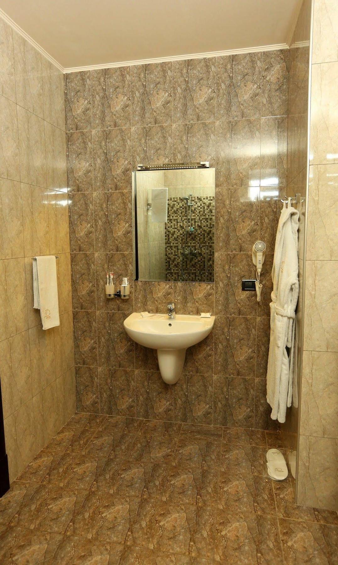 Avan Plaza Hotel Erévan Extérieur photo