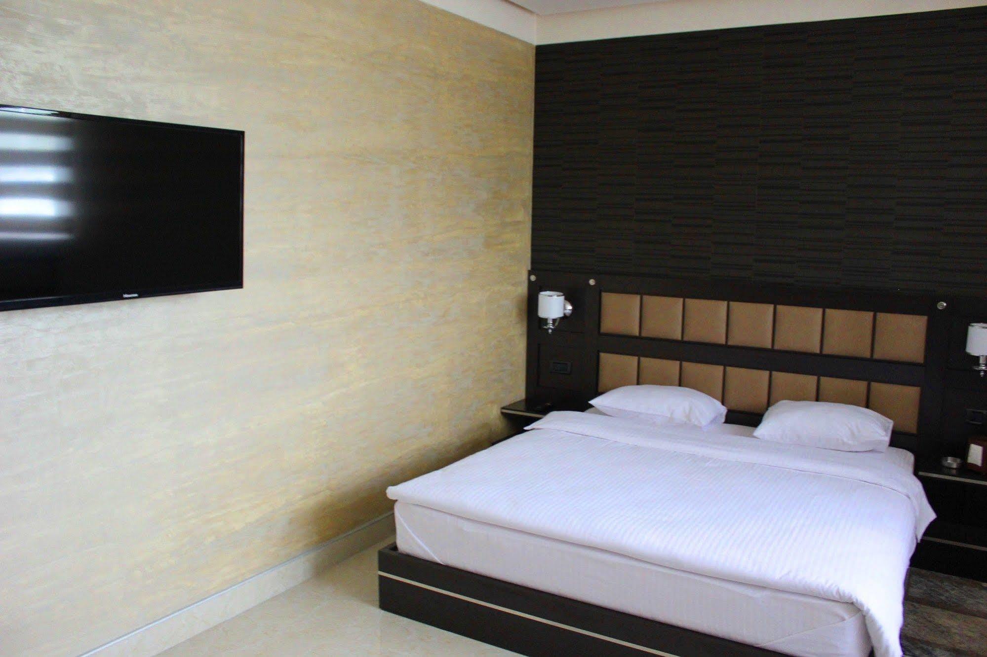 Avan Plaza Hotel Erévan Extérieur photo